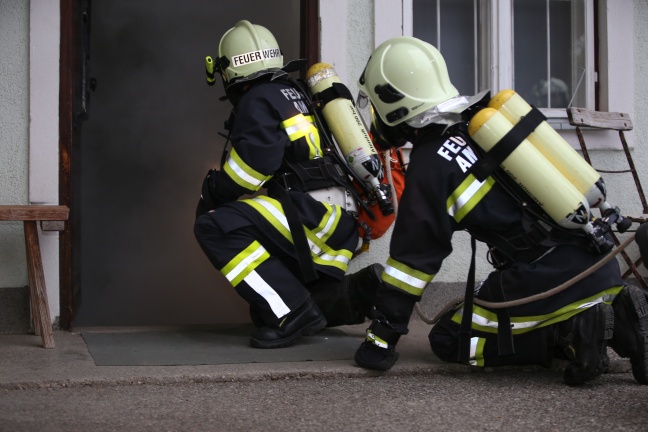 Einsatzübung der Feuerwehr mit stark verrauchtem Gebäude in Pichl bei Wels