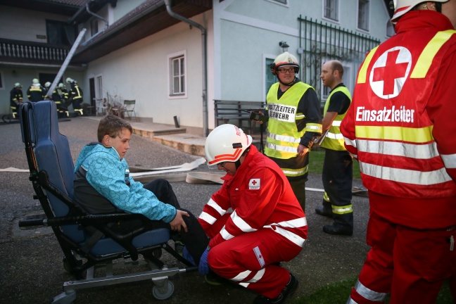 Einsatzübung der Feuerwehr mit stark verrauchtem Gebäude in Pichl bei Wels