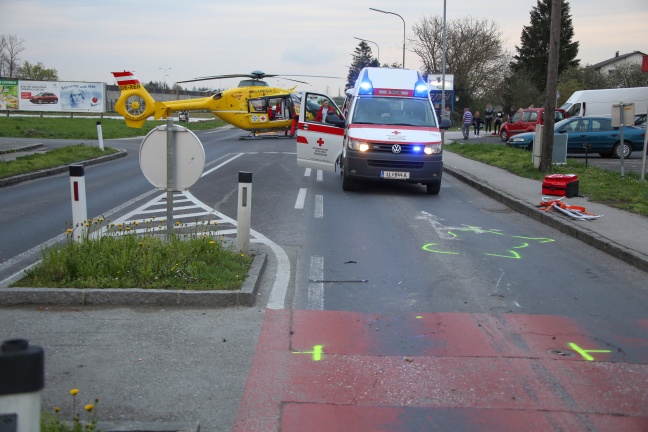 Notarzthubschrauber nach Verkehrsunfall mit Moped in Hörsching im Einsatz