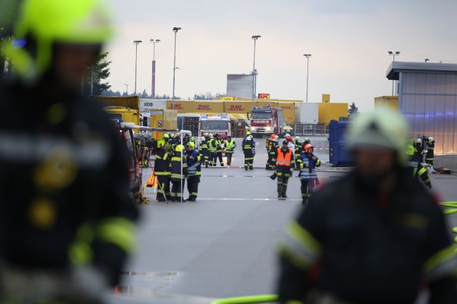 Spannende Einsatzübung der Feuerwehr im Post-Logistikzentrum in Allhaming