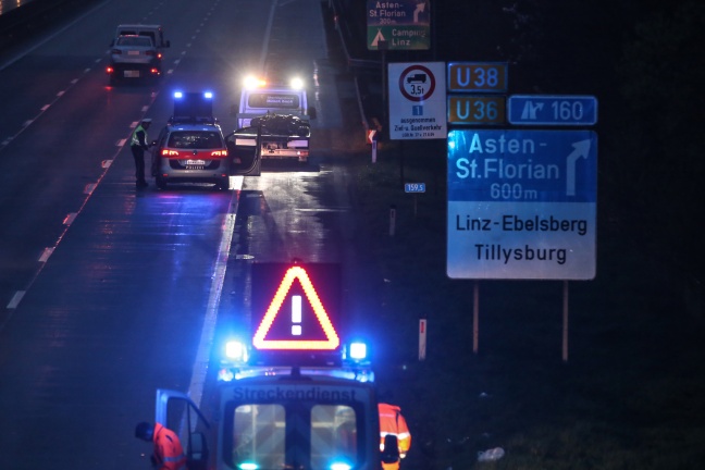 PKW-Lenker flüchtet nach Crash mit Motorradfahrer auf der Westautobahn
