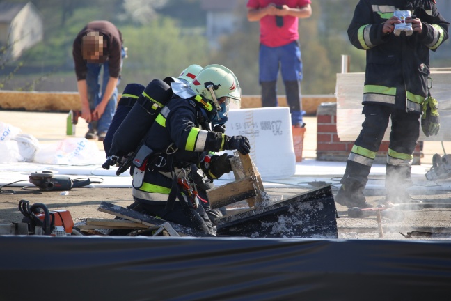 Dämmmaterial bei Bauarbeiten am Dach eines Hauses in Thalheim bei Wels in Brand geraten