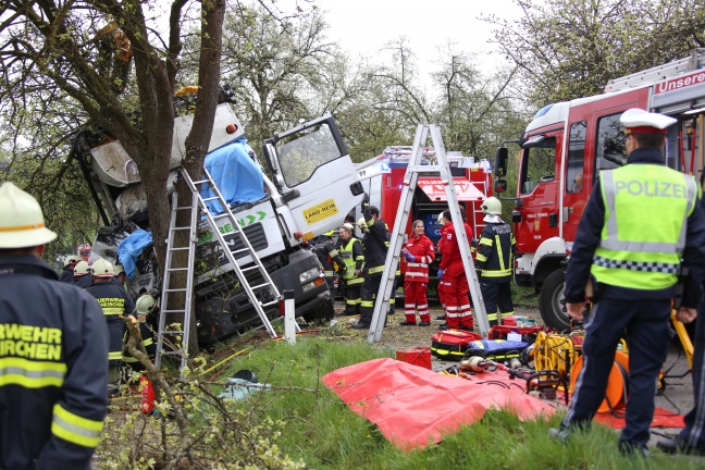 Beifahrerin bei LKW-Unfall in Scharten schwer im Fahrzeug eingeklemmt