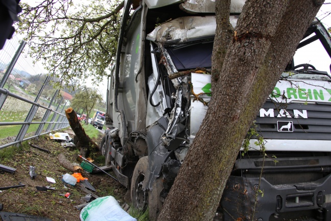 Beifahrerin bei LKW-Unfall in Scharten schwer im Fahrzeug eingeklemmt