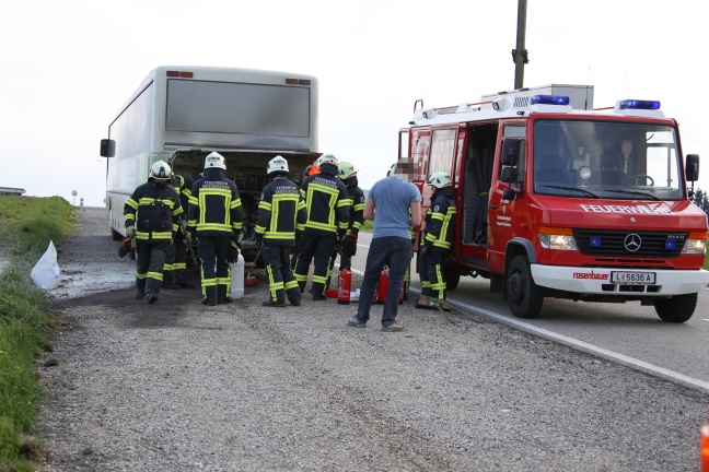 Brand im Motorraum eines Schulbusses in Grieskirchen