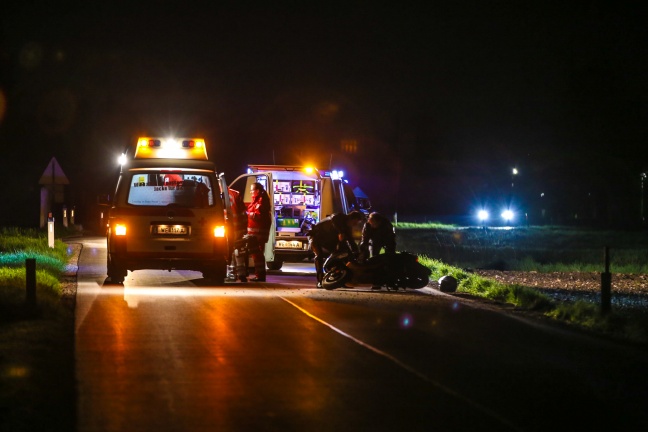 Rettungsdienst und Notarzt nach Mopedunfall in Gunskirchen im Einsatz