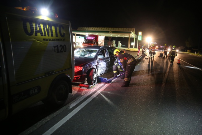 Weitläufige Unfallstelle nach nächtlichem Crash auf der Wiener Straße in Marchtrenk