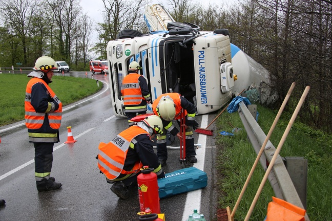 Silo-LKW auf der Gmundener Straße in Laakirchen umgestürzt