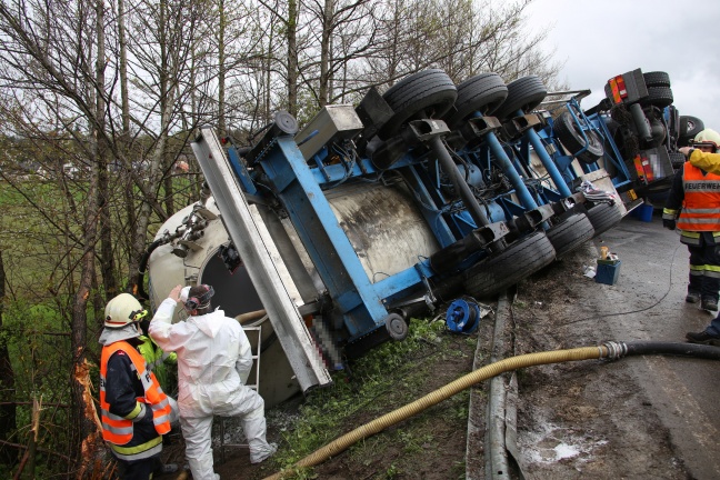 Silo-LKW auf der Gmundener Straße in Laakirchen umgestürzt