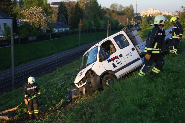 Kleintransporter drohte nach Verkehrsunfall auf die Westbahnstrecke zu stürzen