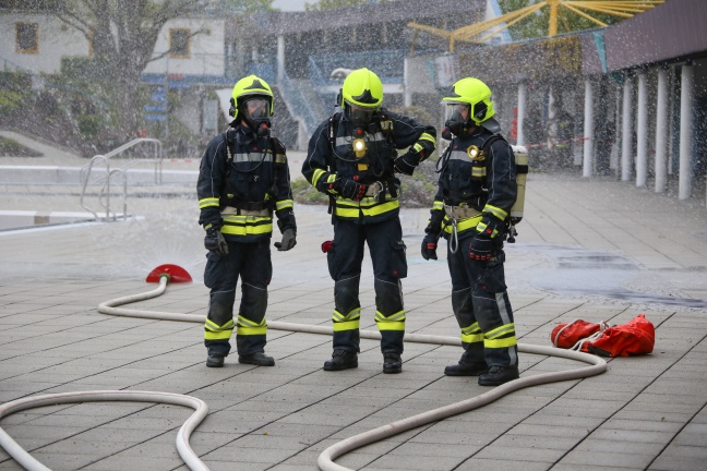 Gefahrstoffübung der Feuerwehr im Erlebnisfreibad Ansfelden