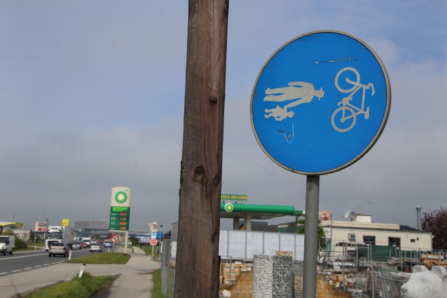 Geh- und Radweg-Verkehrszeichen in Marchtrenk stehen Kopf