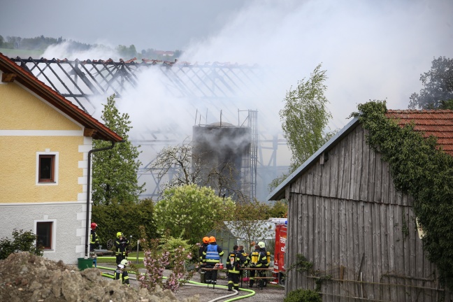 Großbrand auf einem Bauernhof in Dorf an der Pram