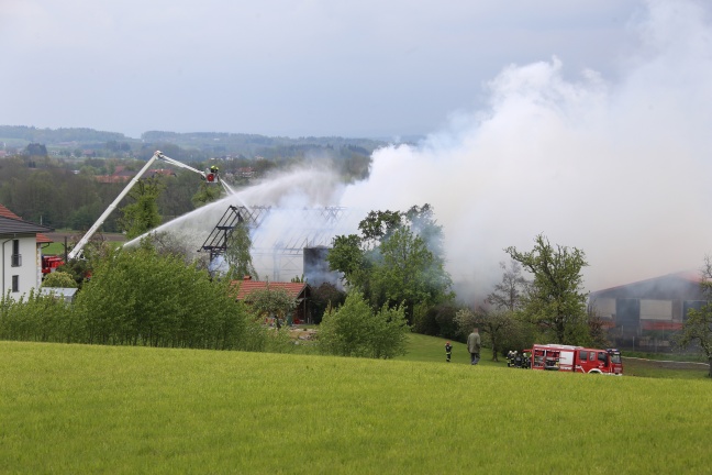 Großbrand auf einem Bauernhof in Dorf an der Pram