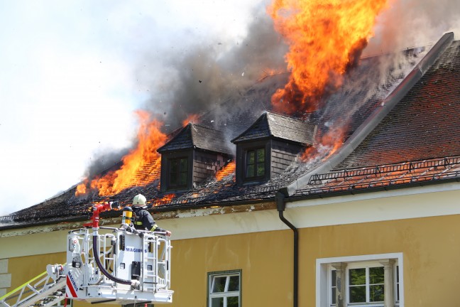 Großbrand im Schloss Ebenzweier in Altmünster durch weggeworfene Zigarette ausgelöst
