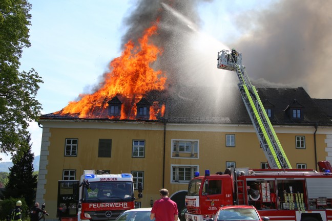 Großbrand im Schloss Ebenzweier in Altmünster durch weggeworfene Zigarette ausgelöst