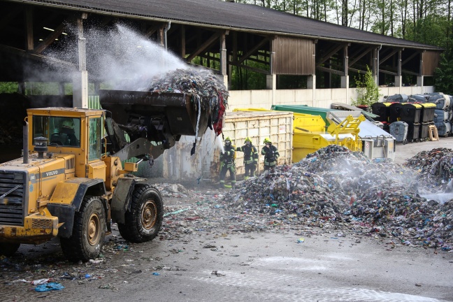 Sechs Feuerwehren bei Brand im Abfallwirtschaftszentrum in Inzersdorf im Kremstal im Einsatz