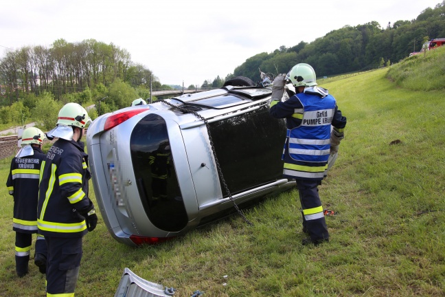 Spektakulärer Verkehrsunfall auf der Schlierbacher Straße in Kremsmünster