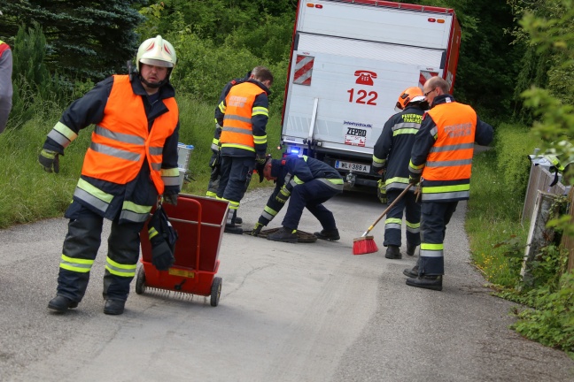 Müllfahrzeug verlor nach Defekt in Thalheim bei Wels Hydrauliköl