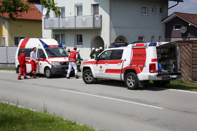 Autolenker rast nach internem Notfall in Krenglbach durch Garten und springt über Pool