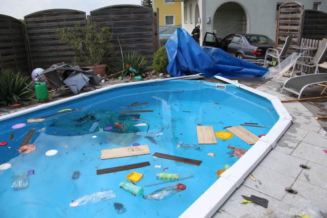 Autolenker rast nach internem Notfall in Krenglbach durch Garten und springt über Pool