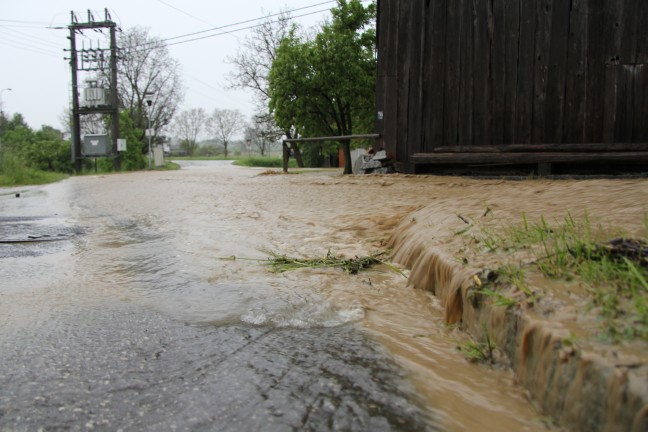 Gewitter mit Starkregen sorgt für zahlreiche Überflutungen
