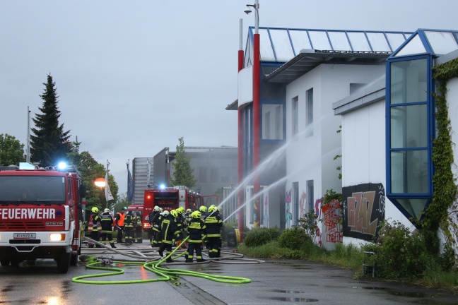 Brandheiße Einsatzübung der Feuerwehren in aufgelassenem Bürogebäude in Kremsmünster