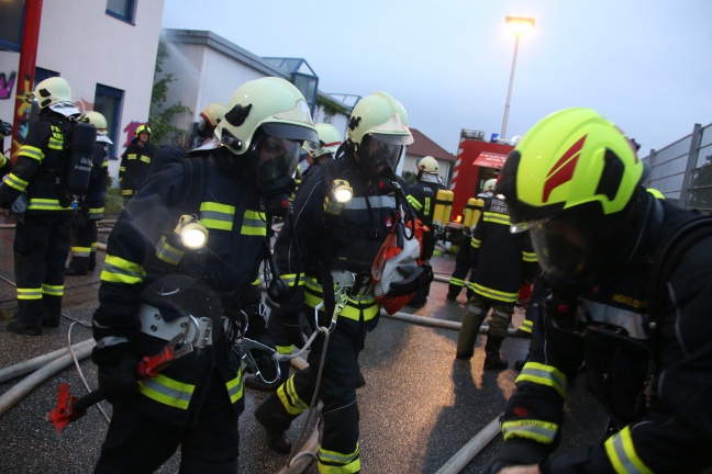 Brandheiße Einsatzübung der Feuerwehren in aufgelassenem Bürogebäude in Kremsmünster