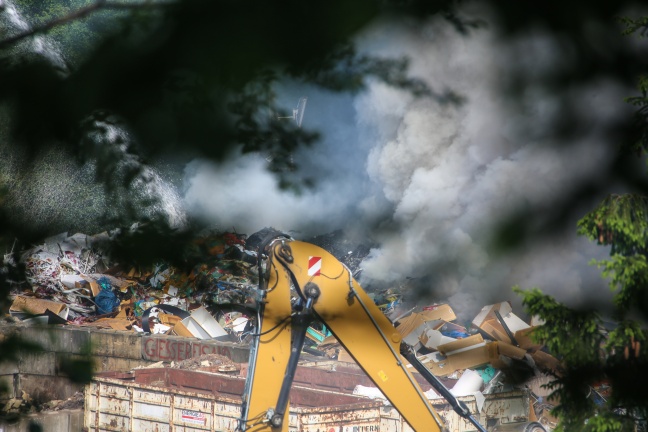 Brand am Gelände eines Abfallverwertungsunternehmens in Redlham