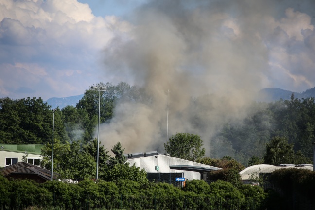 Brand am Gelände eines Abfallverwertungsunternehmens in Redlham