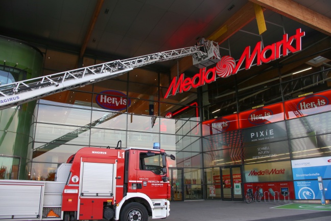Riss im Dachträger eines Einkaufszentrums sorgt für Einsatz der Feuerwehr