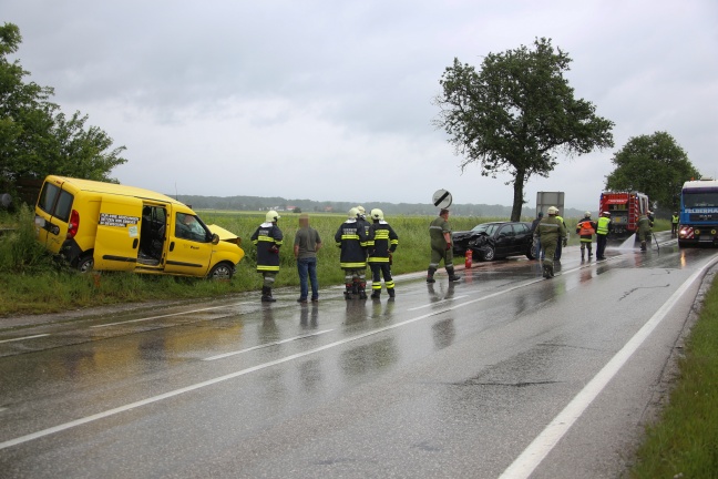 Frontalcrash auf der Eferdinger Straße in Fraham fordert zwei Verletzte