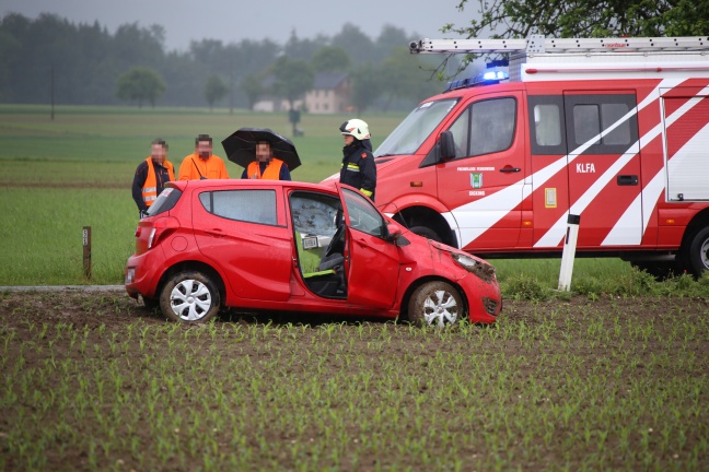 PKW-Lenkerin bei Verkehrsunfall in Desselbrunn im Fahrzeug eingeklemmt