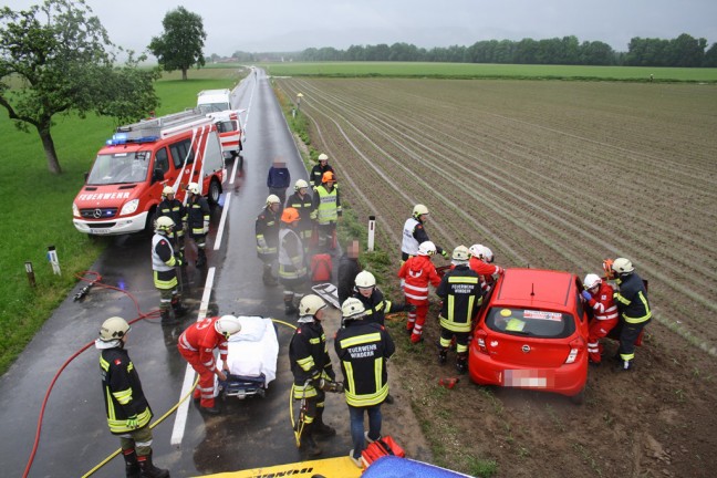 PKW-Lenkerin bei Verkehrsunfall in Desselbrunn im Fahrzeug eingeklemmt