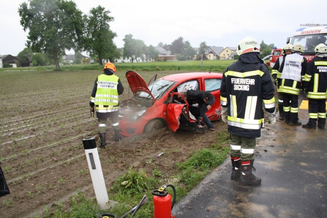 PKW-Lenkerin bei Verkehrsunfall in Desselbrunn im Fahrzeug eingeklemmt