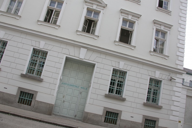 Gefngnisinsassin der Justizanstalt Wels zndete sich an
