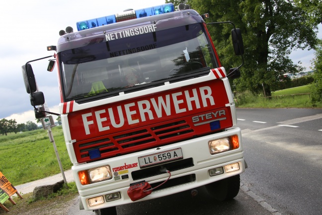 Feuerwehr befreite Autolenker nach Unfall in Ansfelden aus umgestürztem Fahrzeug