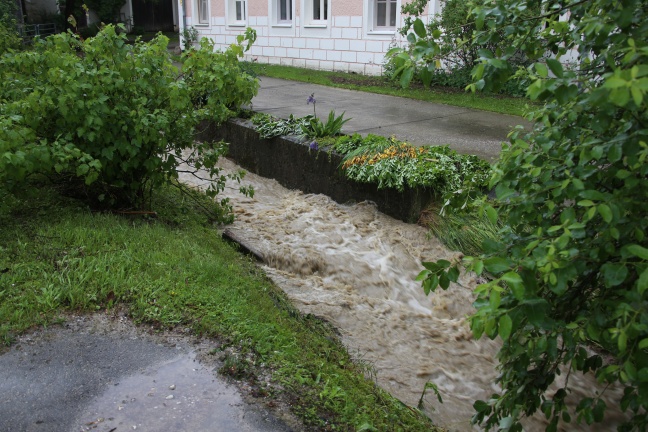 Starke Regenfälle sorgten für Überflutungen und vermurte Straßen