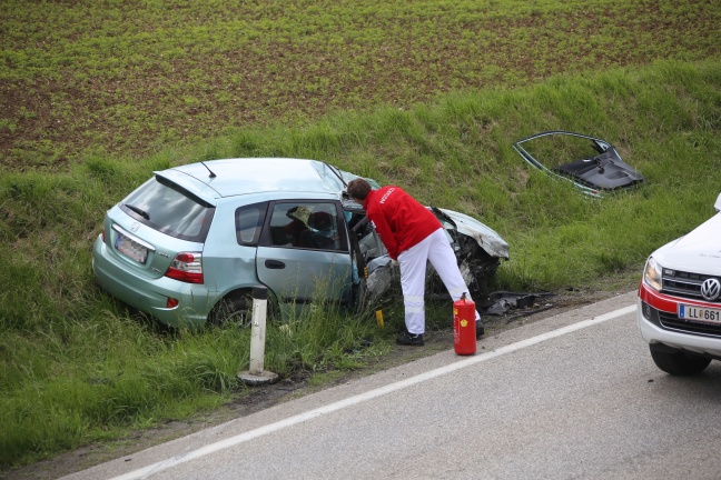 Auto kracht bei Unfall in Kematen an der Krems frontal gegen Brückenpfeiler