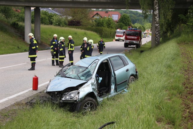 Auto kracht bei Unfall in Kematen an der Krems frontal gegen Brückenpfeiler
