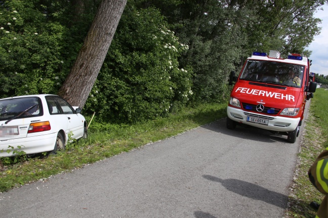 PKW-Lenkerin in Bad Hall von der Voralpenstrae abgekommen und gegen Baum gekracht