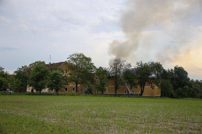 Brand eines Stalles auf einem aufgelassenen Bauernhof in Pram