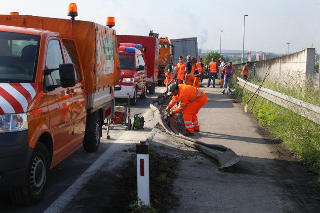 Schwierige LKW-Bergung nach Unfall auf der Kremstal Straße in Ansfelden