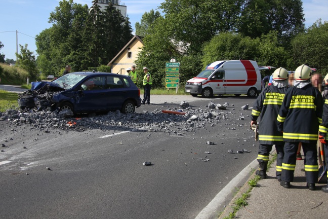 Betonblock fällt in Schleißheim von Krananhänger und trifft entgegenkommendes Auto