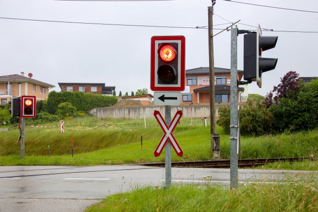 Frau auf Bahnübergang in Prambachkirchen von Lokalbahn erfasst