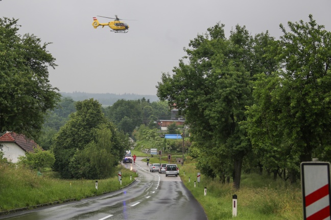 Frau auf Bahnübergang in Prambachkirchen von Lokalbahn erfasst