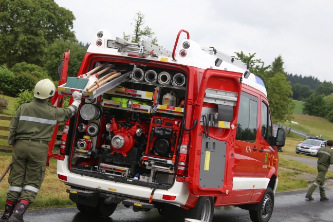 Lenker bei Verkehrsunfall in Niederthalheim unter umgestürztem Traktor eingeklemmt