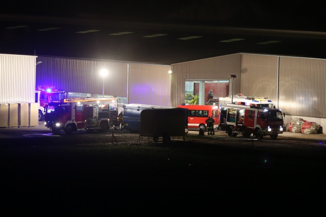 Brand in einem Ziegelwerk in Krenglbach erfordert Einsatz von sechs Feuerwehren