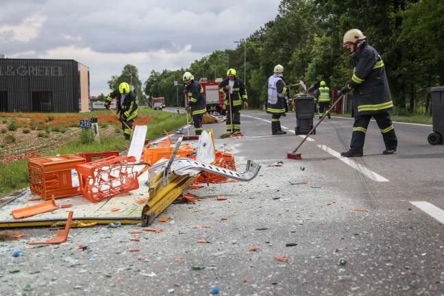 Schwere LKW-Kollision nach Reifenplatzer in Gunskirchen