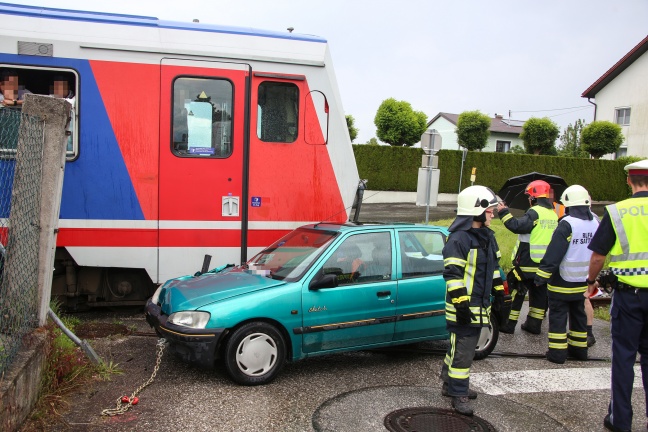 Verkehrsunfall zwischen Auto und Almtalbahn in Sattledt endet glimpflich